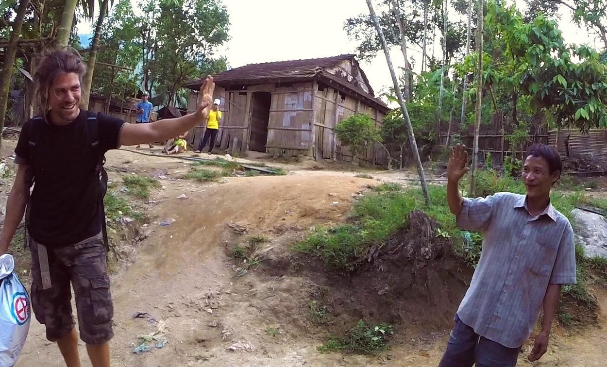 Vietnamezul supranumit Tarzan, care a trăit în junglă timp de 40 de ani, a murit de cancer după 8 ani în civilizaţie. Mâncarea procesată şi alcoolul i-au fost fatale