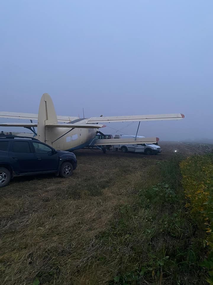 FOTO // Avion utilizat în contrabandă cu țigări, reținut la Edineț. Contrabanda deja fusese livrată