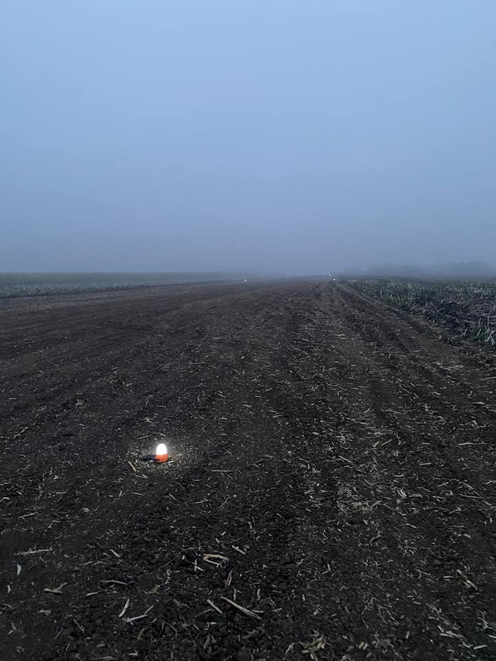 FOTO // Avion utilizat în contrabandă cu țigări, reținut la Edineț. Contrabanda deja fusese livrată