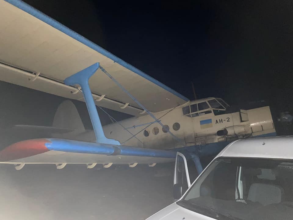 FOTO // Avion utilizat în contrabandă cu țigări, reținut la Edineț. Contrabanda deja fusese livrată