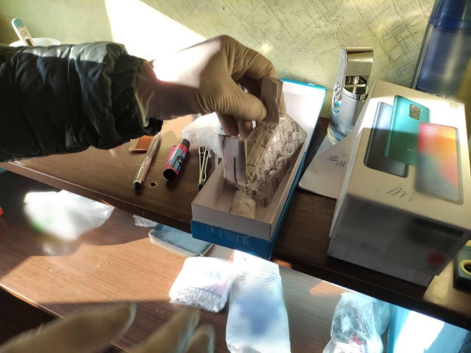 FOTO // Noi rețineri la Glodeni. Polițiștii au identificat complicii unei scheme de comercializare a drogurilor
