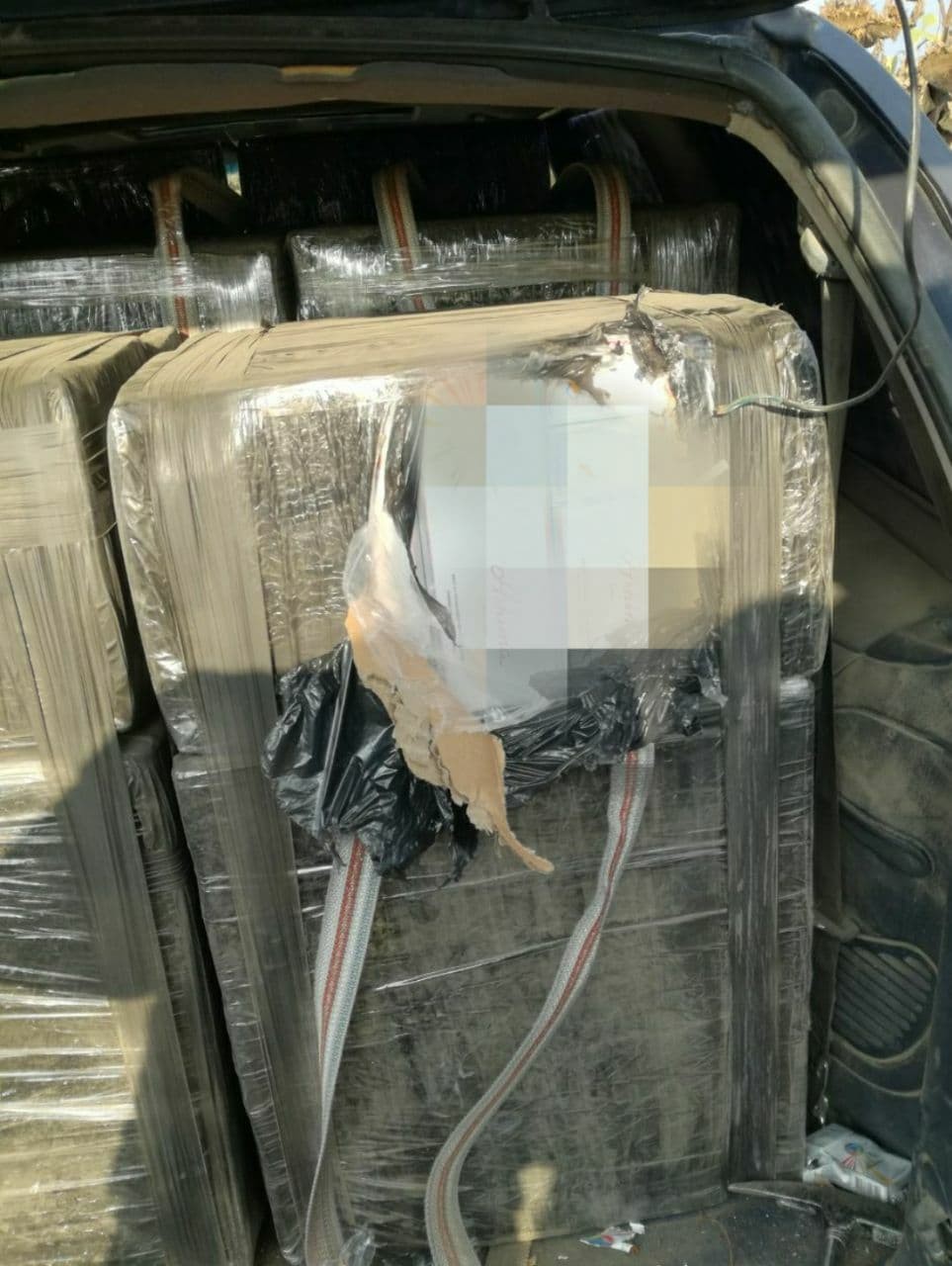 FOTO // A vrut să fugă cu 300 000 de țigări în portbagaj, dar a ajuns într-un lan de floarea soarelui