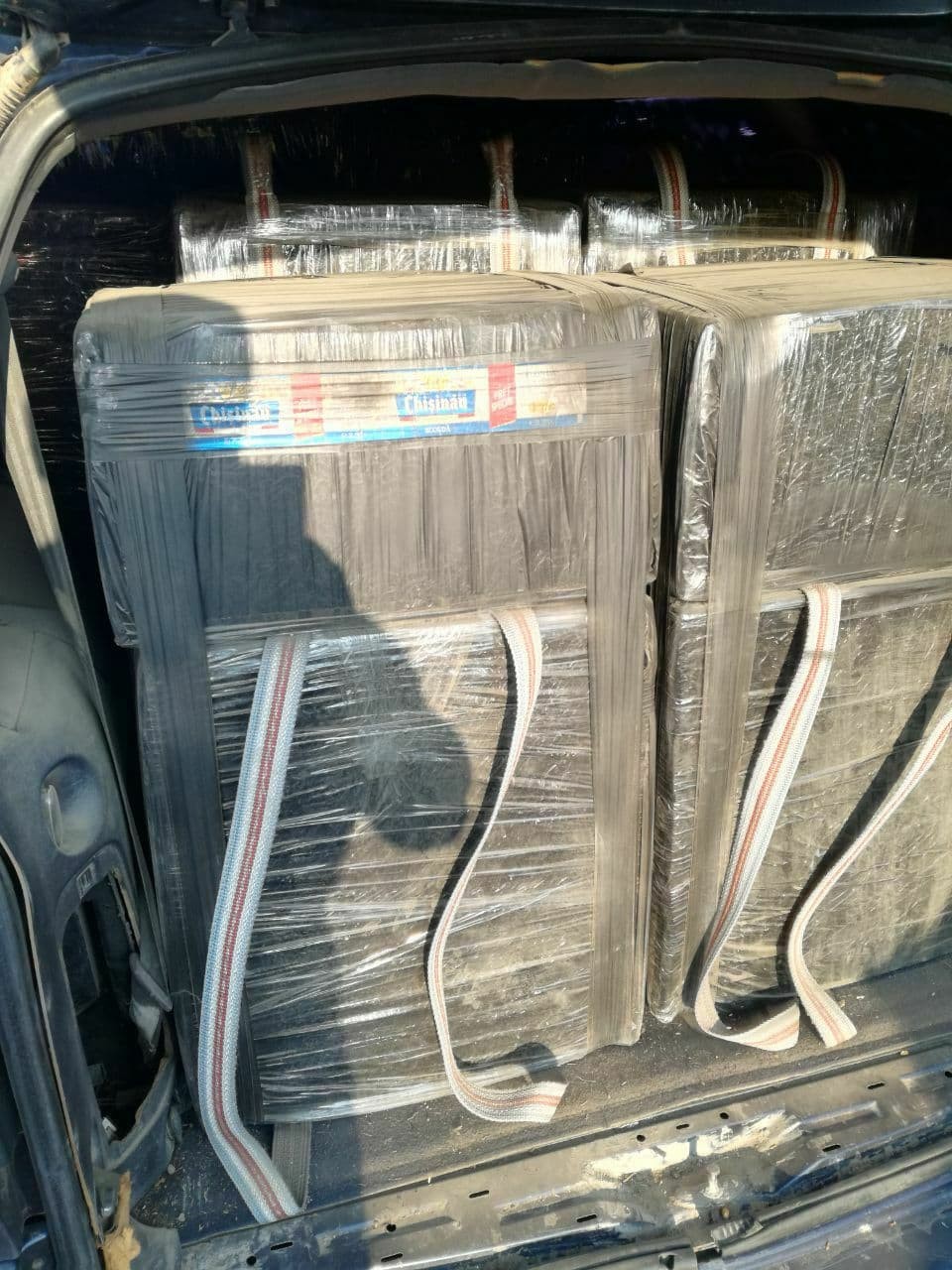 FOTO // A vrut să fugă cu 300 000 de țigări în portbagaj, dar a ajuns într-un lan de floarea soarelui