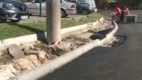 O stradă din Durleşti, coşmar pentru locuitori. Trotuarele înguste sunt blocate de stâlpi de electricitate