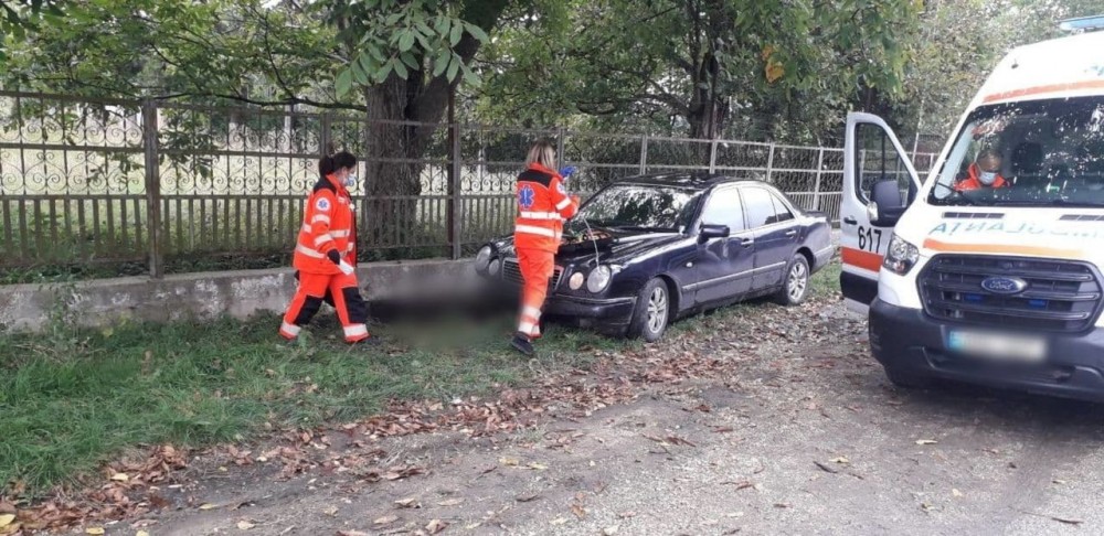 Un bărbat a murit și o tânără a ajuns la spital după ce un șofer cu Mercedesul s-a tamponat într-un gard