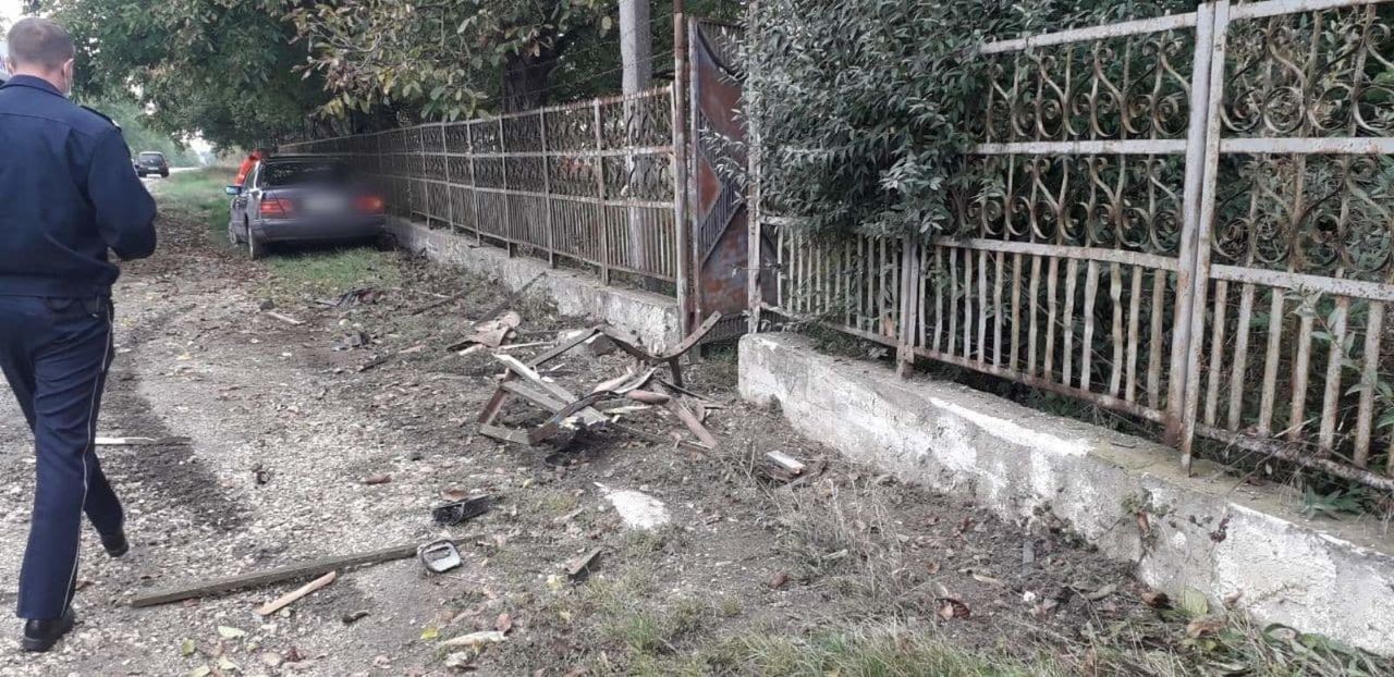 Un bărbat a murit și o tânără a ajuns la spital după ce un șofer cu Mercedesul s-a tamponat într-un gard