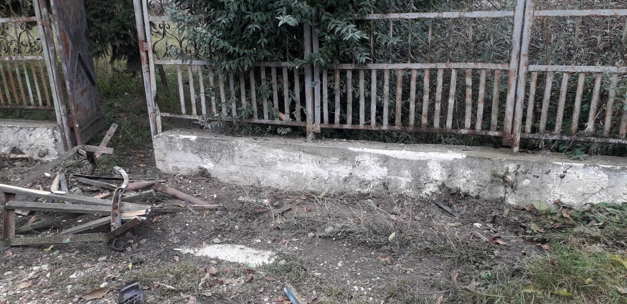 Un bărbat a murit și o tânără a ajuns la spital după ce un șofer cu Mercedesul s-a tamponat într-un gard
