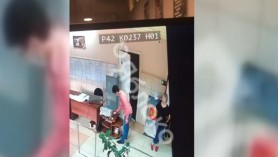 VIDEO // Fraude la alegerile din Rusia: Bărbat filmat cum introduce mai multe buletine de vot în urnă