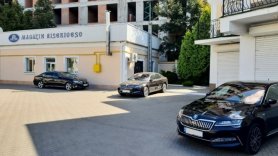 FOTO // „Banul - ochiul dracului”. Mai multe maşini de lux, parcate în curtea Mitropoliei