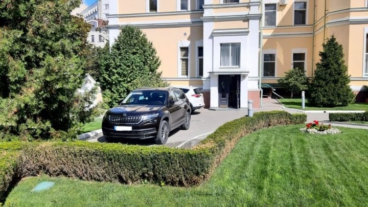 FOTO // „Banul - ochiul dracului”. Mai multe maşini de lux, parcate în curtea Mitropoliei