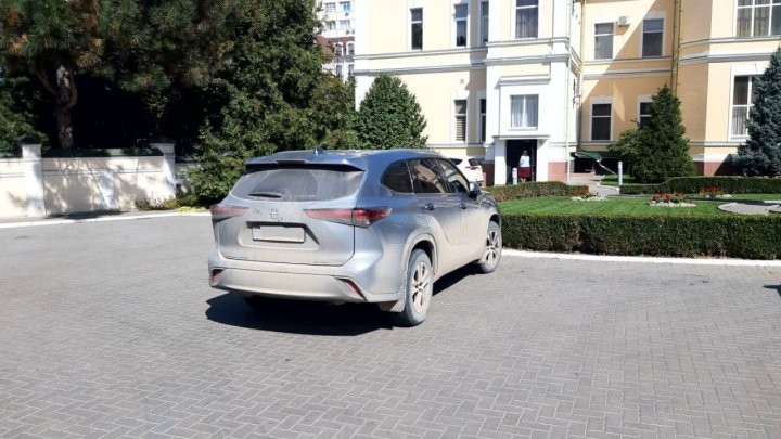 FOTO // „Banul - ochiul dracului”. Mai multe maşini de lux, parcate în curtea Mitropoliei