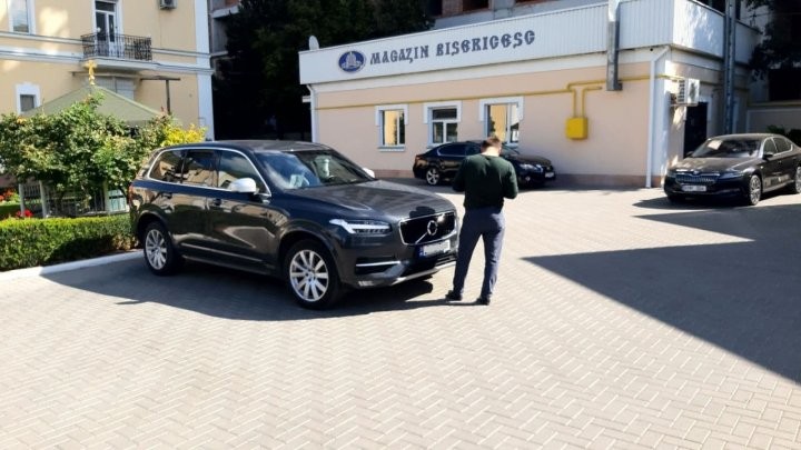 FOTO // „Banul - ochiul dracului”. Mai multe maşini de lux, parcate în curtea Mitropoliei