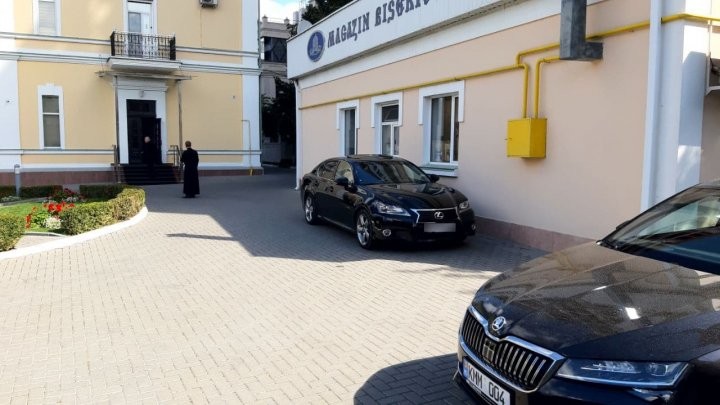 FOTO // „Banul - ochiul dracului”. Mai multe maşini de lux, parcate în curtea Mitropoliei