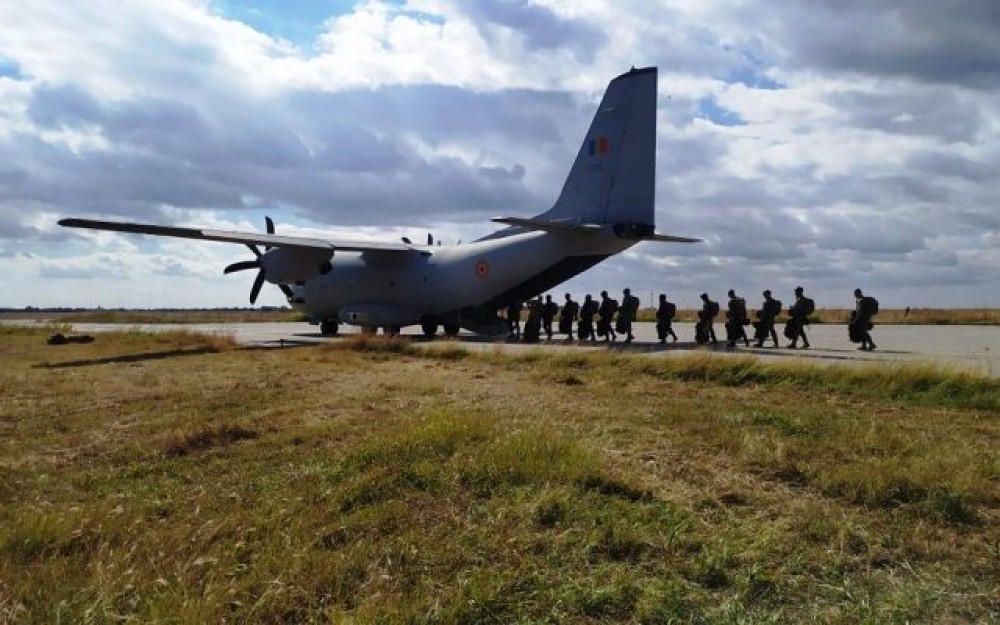 Militari moldoveni se antrenează la Buzău cu parașutiști români într-un exercițiu comun