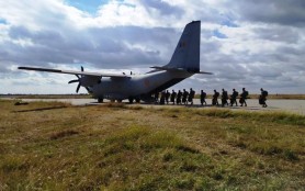 Militari moldoveni se antrenează la Buzău cu parașutiști români într-un exercițiu comun