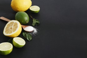 Amestecați o lingură de zahăr cu sucul unei lămâi. Un efect fantastic, în câteva minute