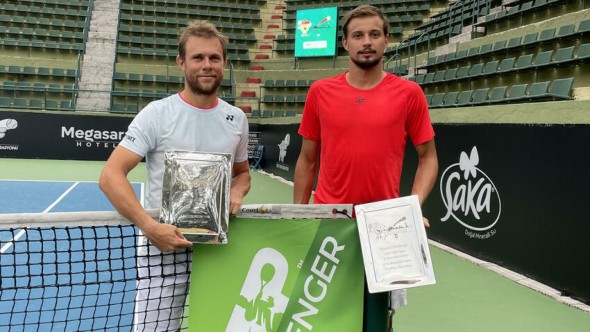 Doi tenismeni moldoveni au ajuns în pătrimile de finală a Turneului Internațional de Tenis din România