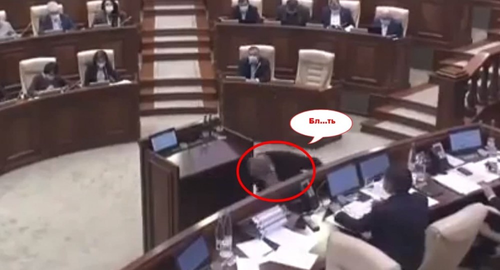 VIDEO +18 // Un deputat PAS a înjurat, după ce s-a împiedicat de scările de la tribuna parlamentului