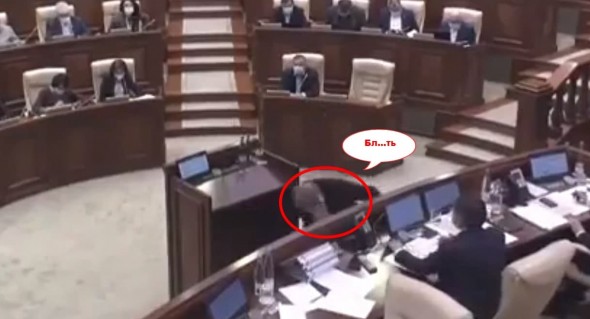 VIDEO +18 // Un deputat PAS a înjurat, după ce s-a împiedicat de scările de la tribuna parlamentului