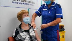 Prima persoană din lume vaccinată anti-Covid a primit a treia doză