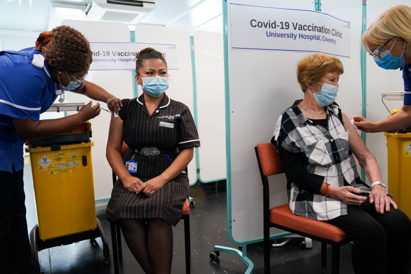Prima persoană din lume vaccinată anti-Covid a primit a treia doză
