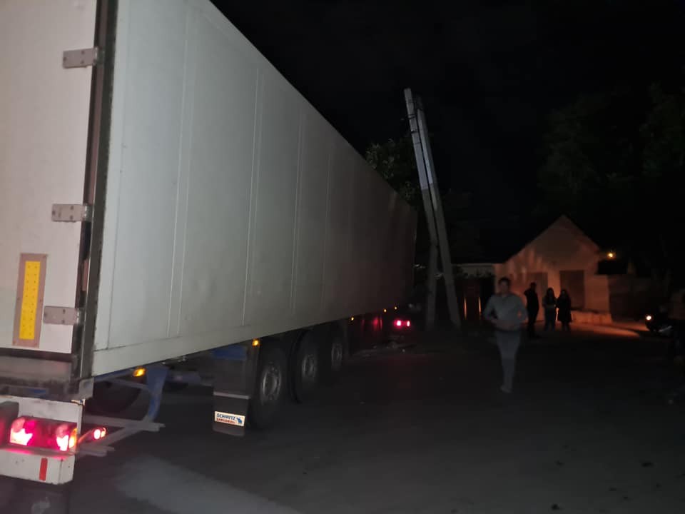 Accident nocturn în Capitală. Un Tir a derapat de pe traseu și s-a izbit într-o casă