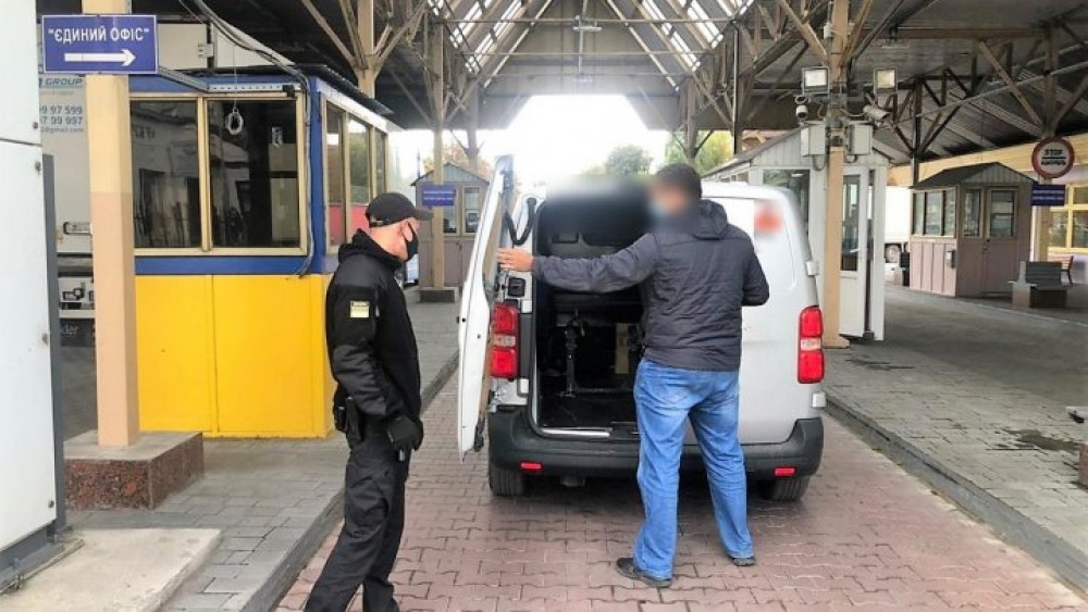 Prins la frontieră cu panglica Sf. Gheorghe! Un moldovean nu va mai putea intra în Ucraina timp de trei ani