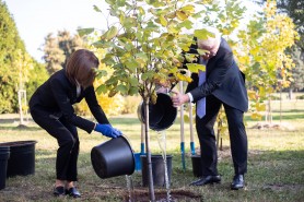 FOTO // Maia Sandu a plantat copaci și s-a murdărit de noroi pe haine, dar a pozat natural alături de președintele Germaniei
