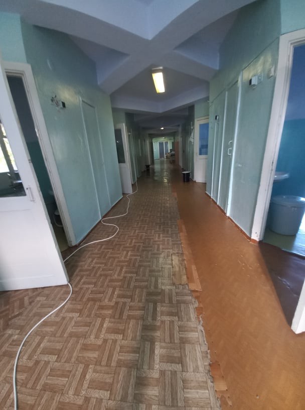 FOTO // Condiții inumane în spitalul din Bălți: O căldare cu capac în loc de WC, apă rece, pereți cu tencuiala roasă și frig