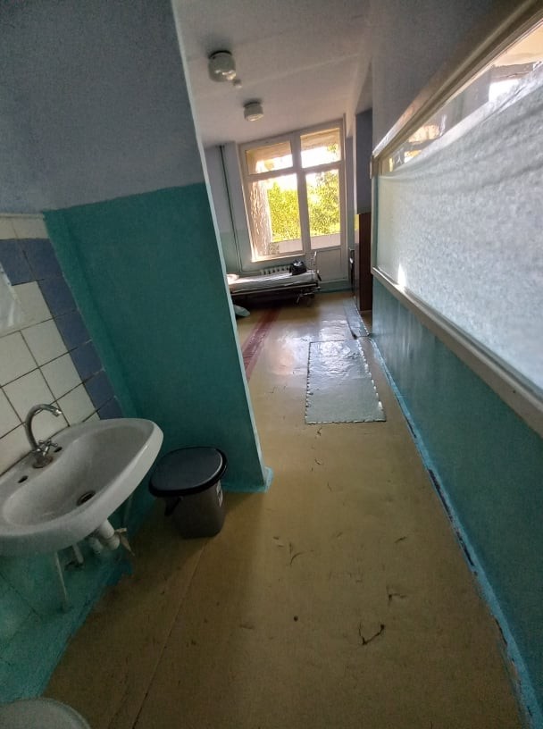 FOTO // Condiții inumane în spitalul din Bălți: O căldare cu capac în loc de WC, apă rece, pereți cu tencuiala roasă și frig