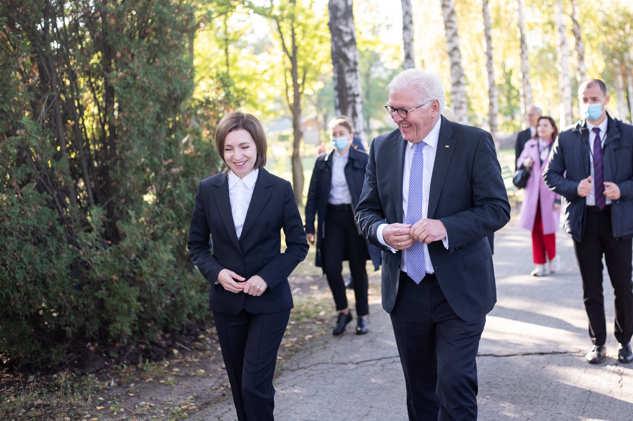 FOTO // Maia Sandu a plantat copaci și s-a murdărit de noroi pe haine, dar a pozat natural alături de președintele Germaniei