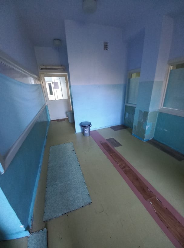 FOTO // Condiții inumane în spitalul din Bălți: O căldare cu capac în loc de WC, apă rece, pereți cu tencuiala roasă și frig