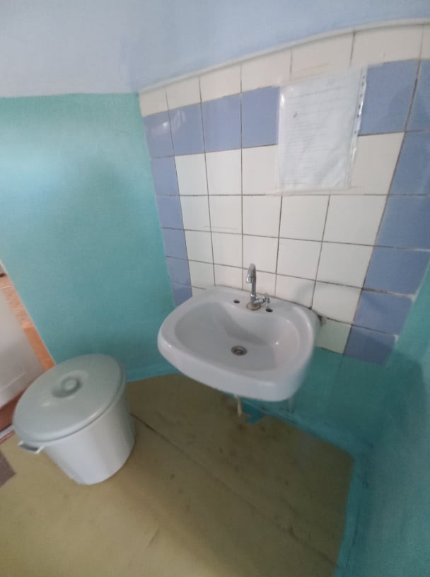FOTO // Condiții inumane în spitalul din Bălți: O căldare cu capac în loc de WC, apă rece, pereți cu tencuiala roasă și frig