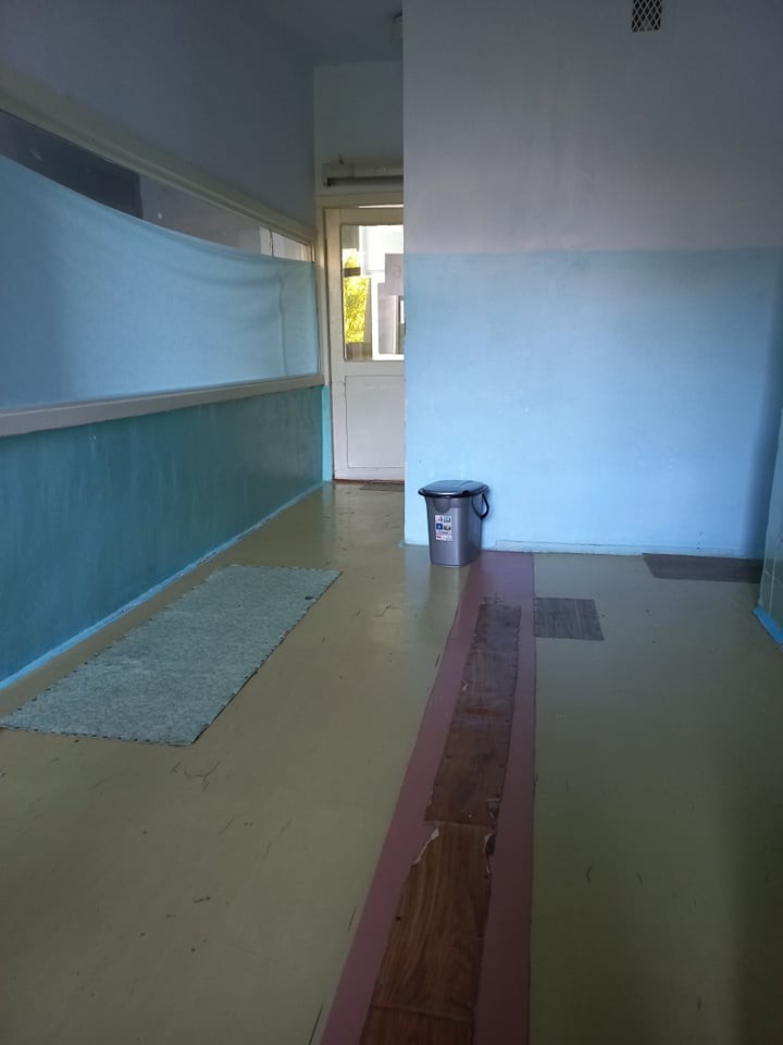 FOTO // Condiții inumane în spitalul din Bălți: O căldare cu capac în loc de WC, apă rece, pereți cu tencuiala roasă și frig
