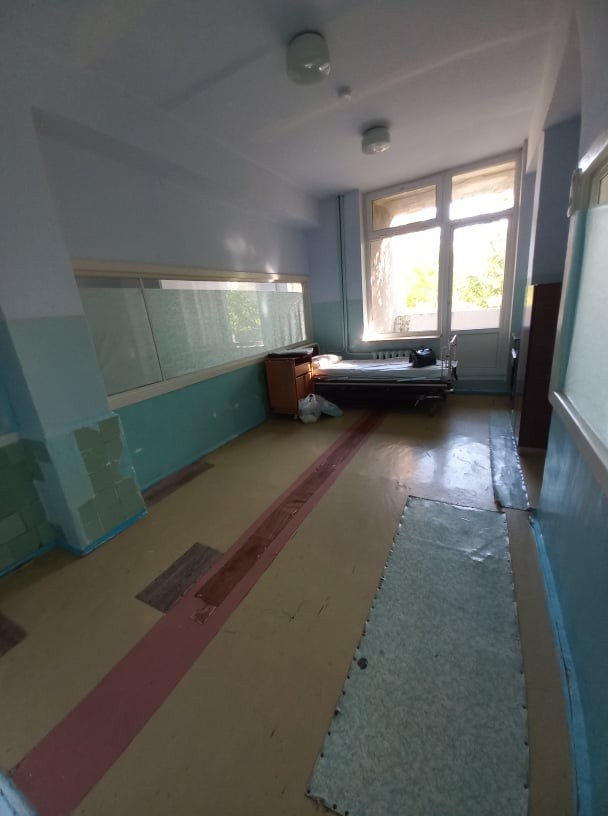 FOTO // Condiții inumane în spitalul din Bălți: O căldare cu capac în loc de WC, apă rece, pereți cu tencuiala roasă și frig