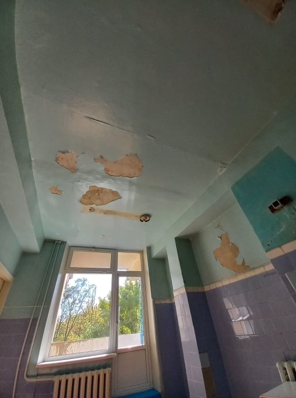 FOTO // Condiții inumane în spitalul din Bălți: O căldare cu capac în loc de WC, apă rece, pereți cu tencuiala roasă și frig
