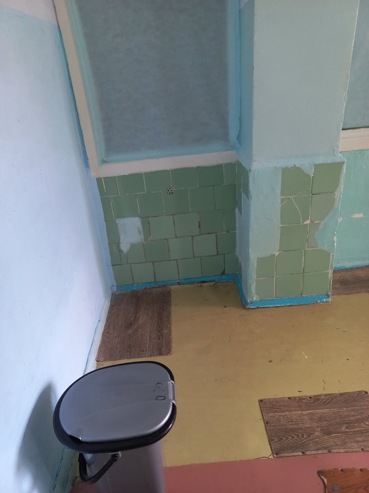 FOTO // Condiții inumane în spitalul din Bălți: O căldare cu capac în loc de WC, apă rece, pereți cu tencuiala roasă și frig