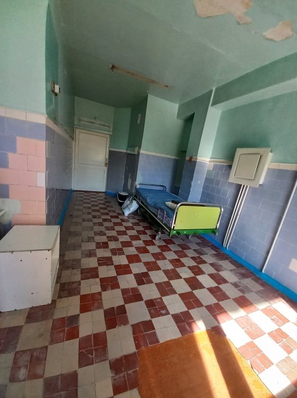 FOTO // Condiții inumane în spitalul din Bălți: O căldare cu capac în loc de WC, apă rece, pereți cu tencuiala roasă și frig