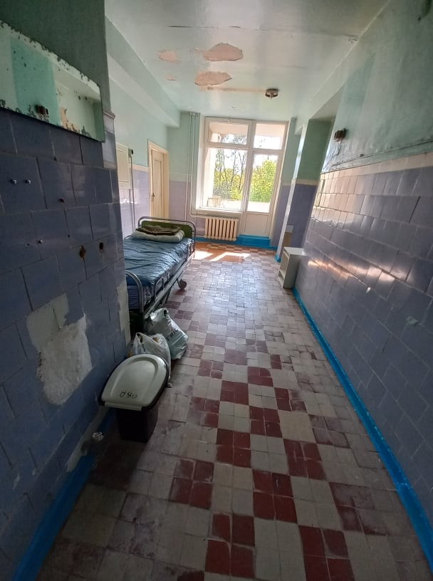 FOTO // Condiții inumane în spitalul din Bălți: O căldare cu capac în loc de WC, apă rece, pereți cu tencuiala roasă și frig