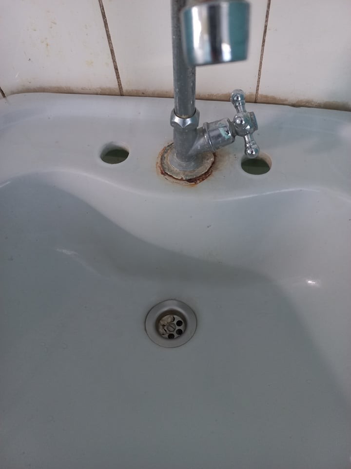 FOTO // Condiții inumane în spitalul din Bălți: O căldare cu capac în loc de WC, apă rece, pereți cu tencuiala roasă și frig