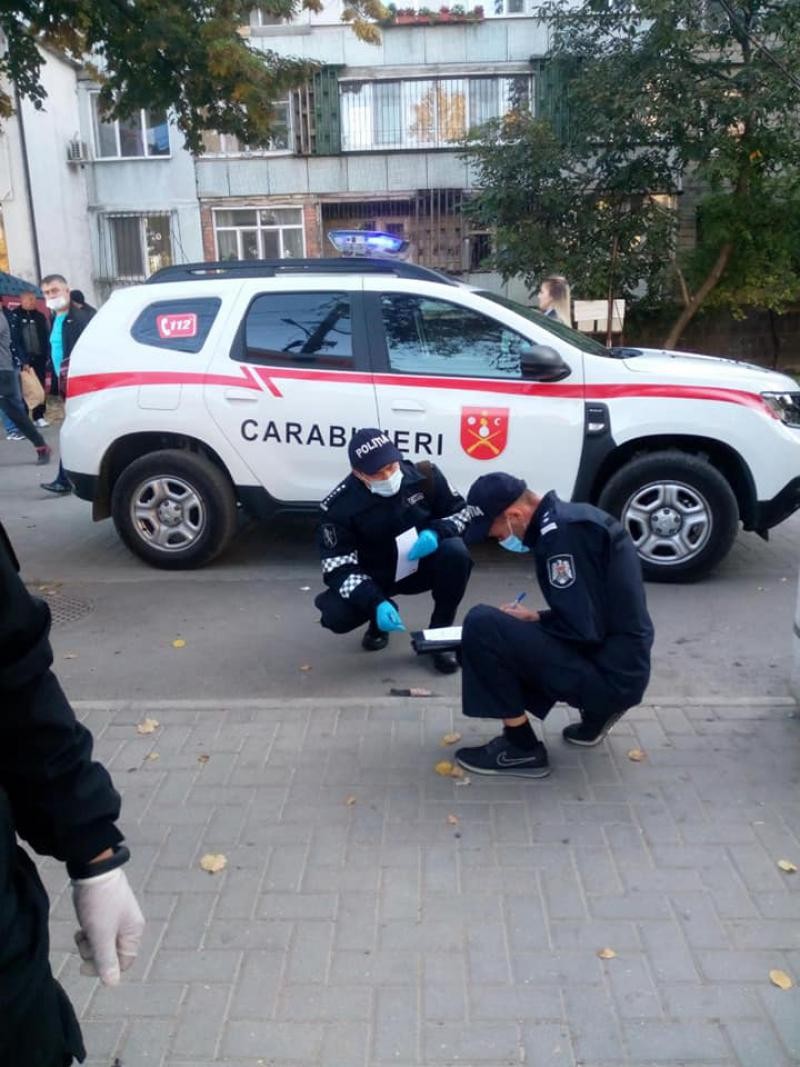 FOTO // Incident ÎNFIORĂTOR la Buiucani: Un carabiner atacat cu un cuțit de către un trecător beat