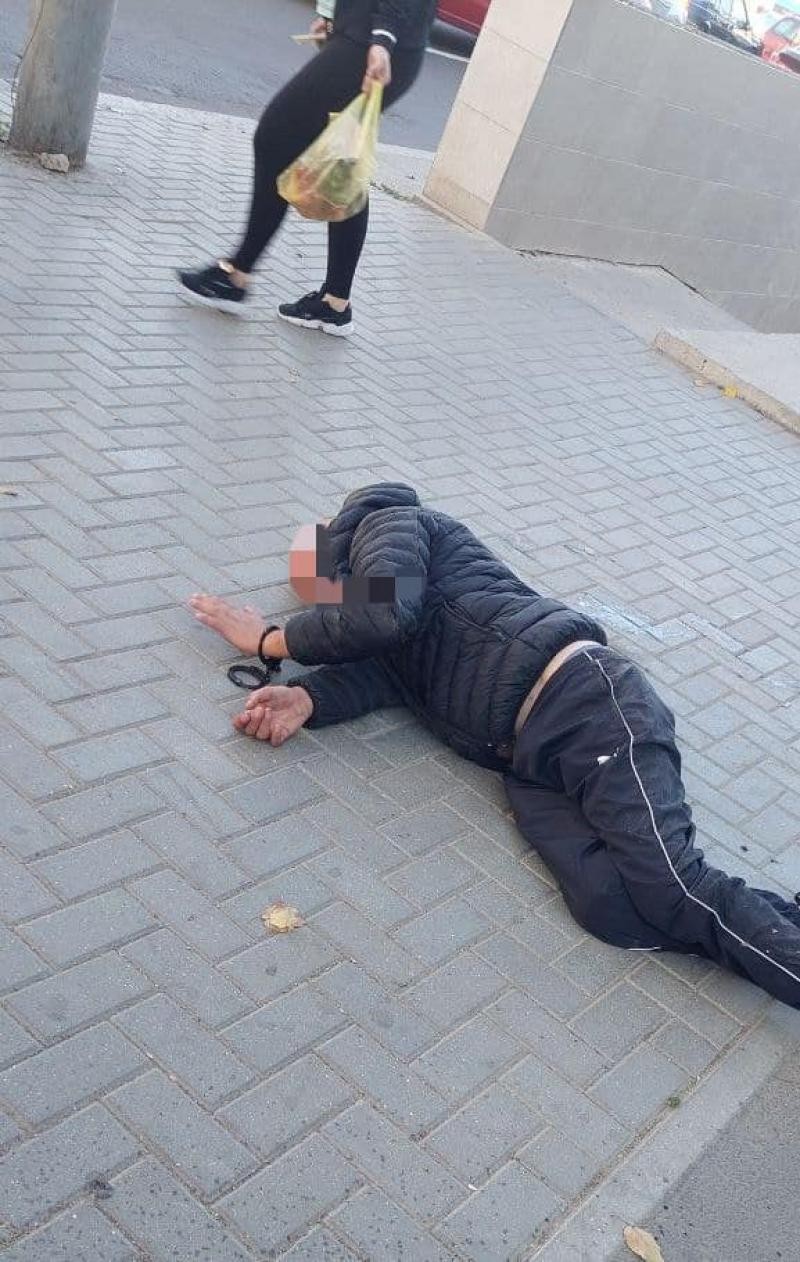 FOTO // Incident ÎNFIORĂTOR la Buiucani: Un carabiner atacat cu un cuțit de către un trecător beat