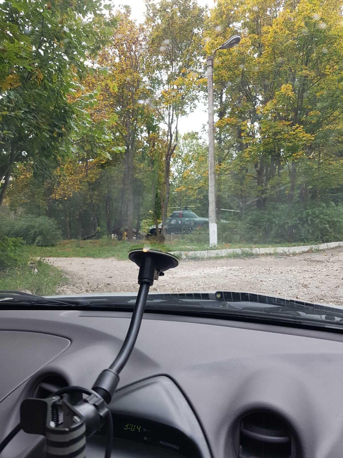 FOTO // Elicopter și blindată: Imagini cu ceea ce ar ascunde Igor Dodon în pădurea de la Sadova