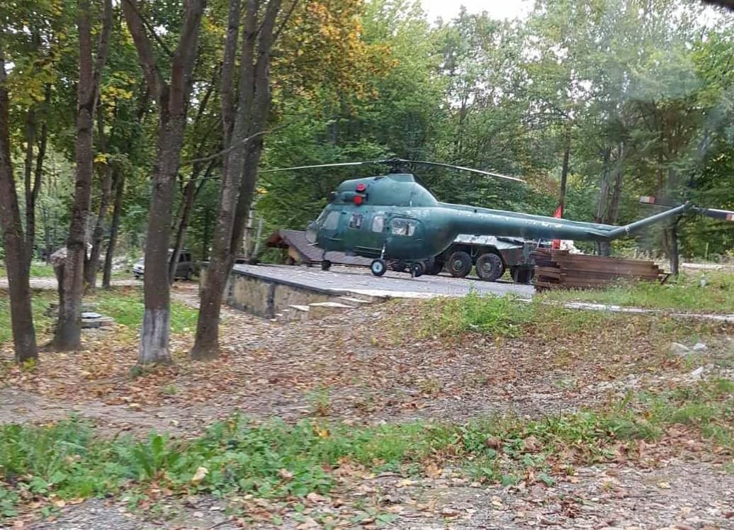FOTO // Elicopter și blindată: Imagini cu ceea ce ar ascunde Igor Dodon în pădurea de la Sadova
