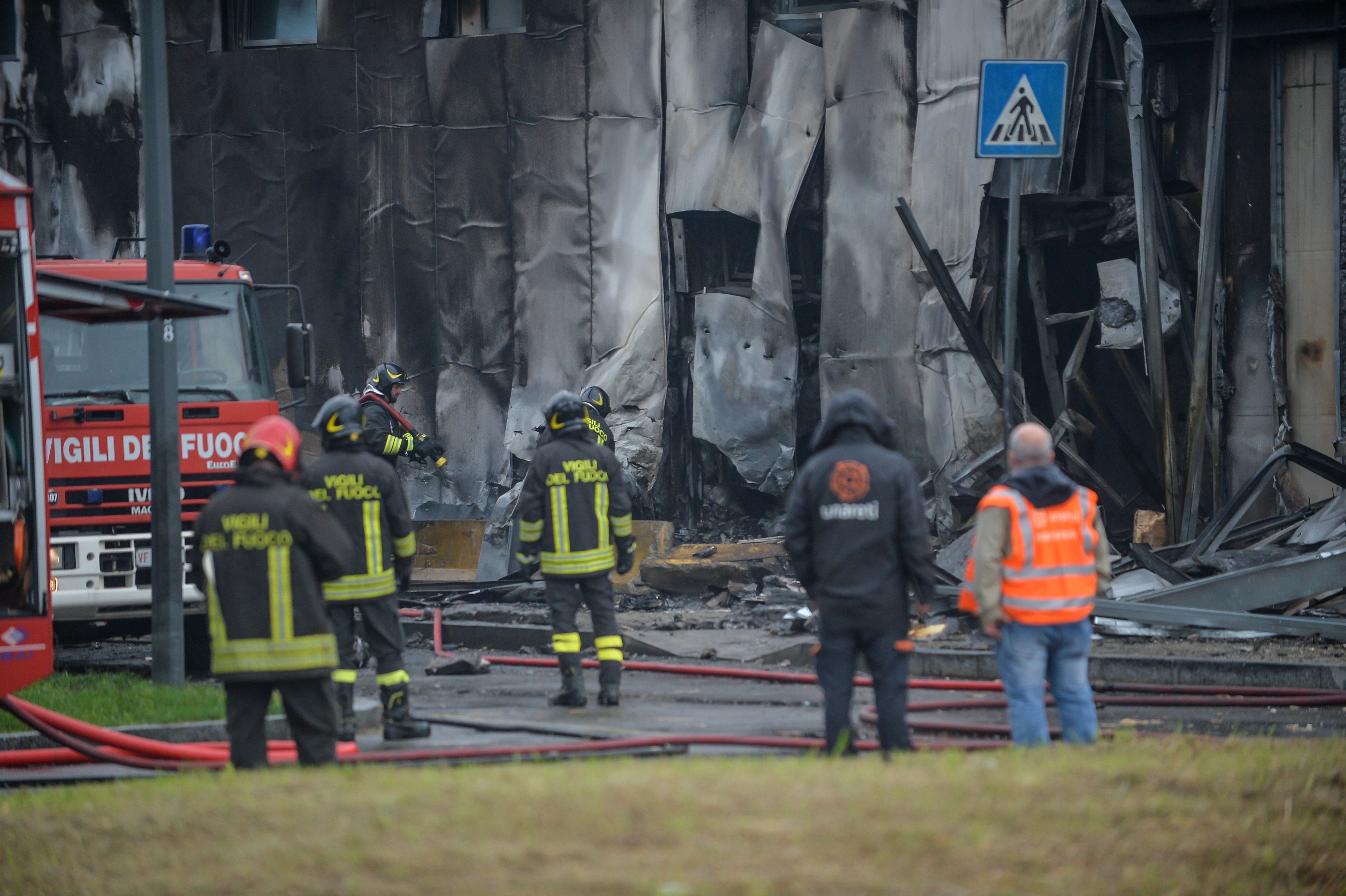 FOTO&VIDEO // Cel mai bogat român, mort într-un accident aviatic. S-a prăbușit cu avionul peste o clădire din Milano