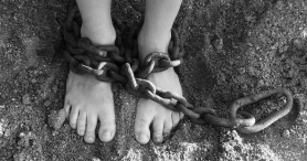 Caz TERIFIANT la Edineț: Un tată și-a ținut fiica de 8 ani legată cu un lanț