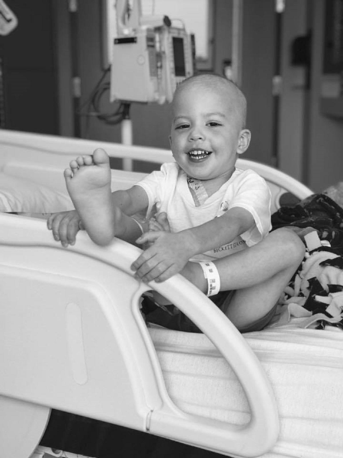 Imaginea care a făcut înconjurul lumii: Băieţel de patru ani, consolat de sora lui, în timpul luptei împotriva cancerului