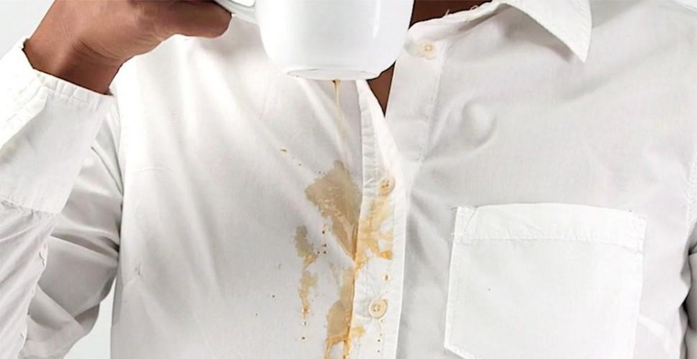 Cum scapi de petele de cafea de pe haine. 4 soluții și metode care îți pot fi de mare ajutor