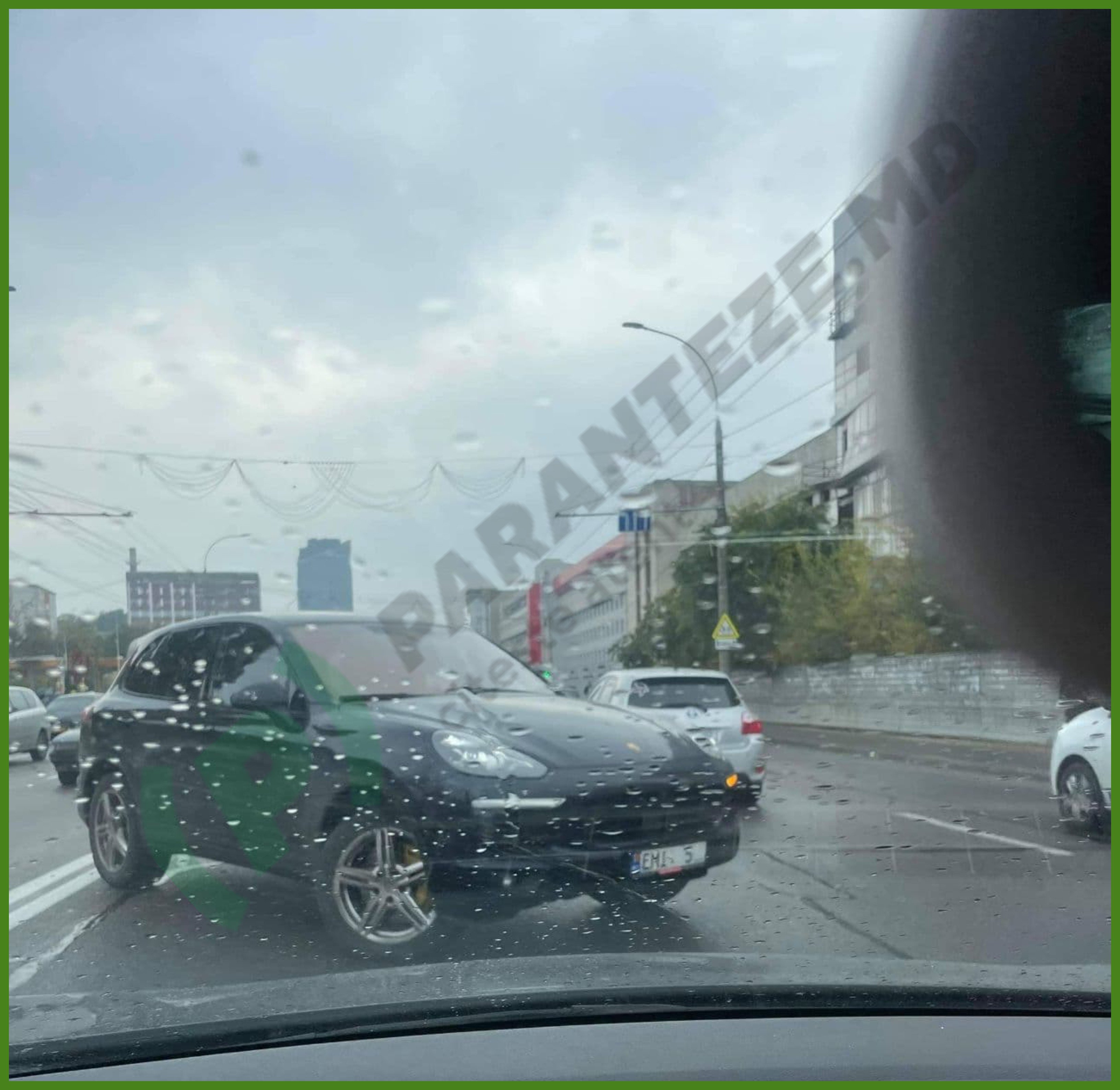 FOTO // Emilian Crețu încalcă regulile de circulație? Cum a fost surprins Porsche-ul actorului