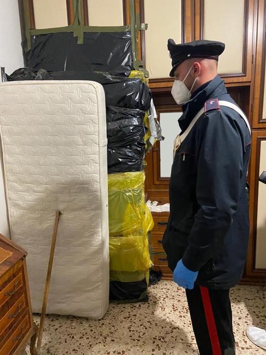 FOTO // Fiul și-a zidit mama moartă în dormitor şi i-a luat pensia timp de doi ani de zile. Oroare la Milano, în Italia